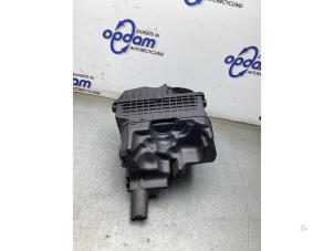 Gebruikte Luchtfilterhuis Peugeot Expert (V1/VA/VB/VE/VF/VT/VY) 2.0 Blue HDi 120 16V Prijs € 60,00 Margeregeling aangeboden door Gebr Opdam B.V.