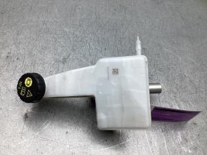 Gebruikte Hoofdremcilinder Peugeot 2008 (UD/UK/UR/US/UX) e-2008 50 kWh Prijs € 30,00 Margeregeling aangeboden door Gebr Opdam B.V.