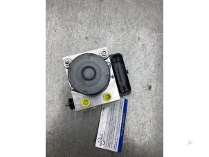 Gebruikte ABS Pomp Peugeot 2008 (UD/UK/UR/US/UX) e-2008 50 kWh Prijs € 350,00 Margeregeling aangeboden door Gebr Opdam B.V.