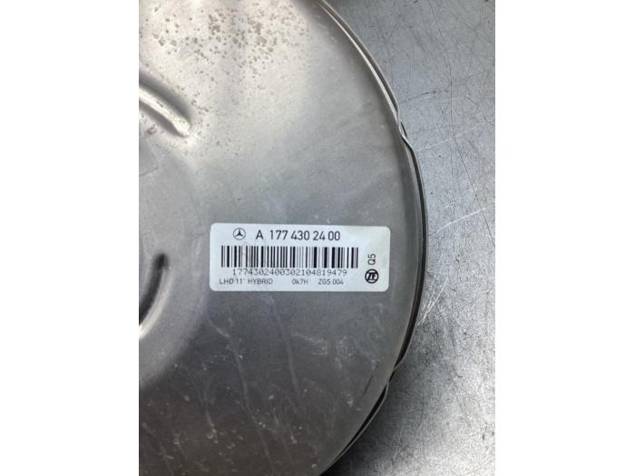 Rembekrachtiger van een Mercedes-Benz B (W247) 1.3 B-250 e Turbo 16V 2021