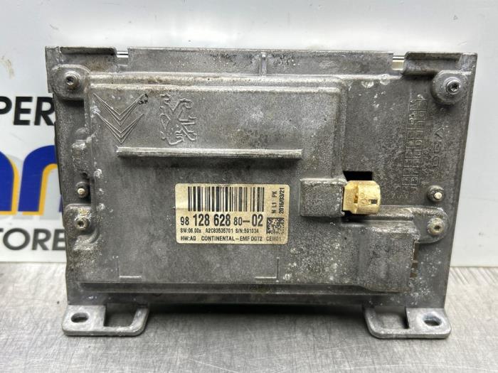 Display Multi Media regelunit van een Peugeot 208 I (CA/CC/CK/CL) 1.4 16V 2012