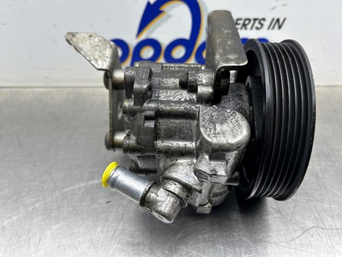 Gebruikte Pomp Servo BMW 5 serie (E60) 520i 24V Prijs € 60,00 Margeregeling aangeboden door Gebr Opdam B.V.