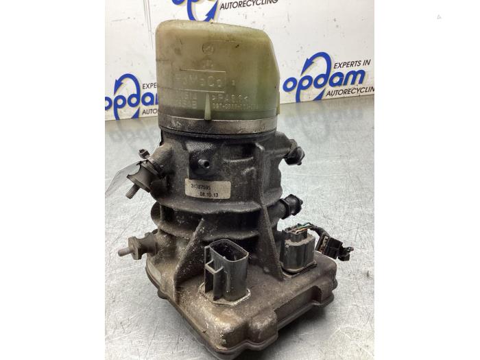 Gebruikte Pomp Servo Volvo V70 (BW) 1.6 DRIVe,D2 Prijs € 125,00 Margeregeling aangeboden door Gebr Opdam B.V.