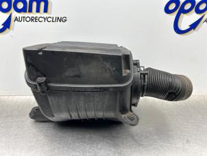 Gebruikte Luchtfilterhuis Volkswagen Passat (3C2) 2.0 FSI 16V Prijs € 40,00 Margeregeling aangeboden door Gebr Opdam B.V.