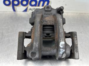 Gebruikte Remklauw (Tang) links-achter BMW 3 serie (F30) 320i 2.0 16V Prijs € 50,00 Margeregeling aangeboden door Gebr Opdam B.V.