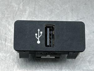 Gebruikte AUX/USB aansluiting BMW 3 serie (F30) 320i 2.0 16V Prijs € 25,00 Margeregeling aangeboden door Gebr Opdam B.V.