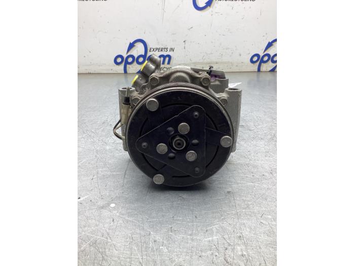 Aircopomp van een Dacia Sandero I (BS) 1.2 16V 2010