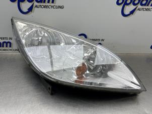 Gebruikte Koplamp rechts Mitsubishi Colt (Z2/Z3) 1.3 16V Prijs € 75,00 Margeregeling aangeboden door Gebr Opdam B.V.