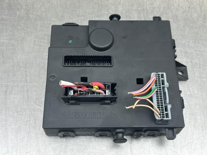 Gebruikte Module Bodycontrol Renault Twingo II (CN) 1.5 dCi 90 FAP Prijs € 60,00 Margeregeling aangeboden door Gebr Opdam B.V.