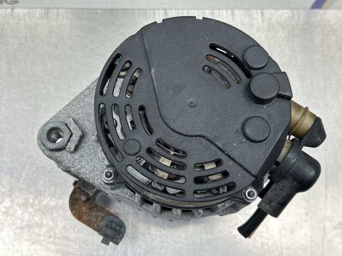 Dynamo van een Peugeot 107 1.0 12V 2013