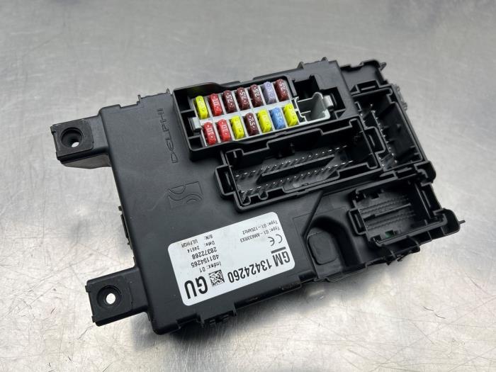 Zekeringkast van een Opel Corsa D 1.4 16V Twinport 2014