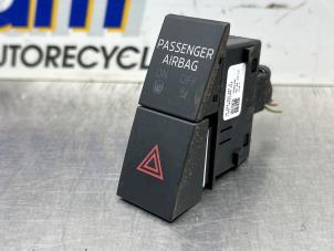 Gebruikte Alarmlicht Schakelaar Skoda Octavia Combi (5EAC) 1.0 TSI 12V Prijs € 25,00 Margeregeling aangeboden door Gebr Opdam B.V.