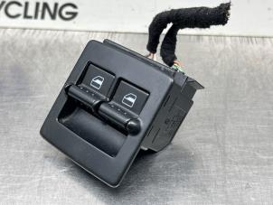 Gebruikte Schakelaar Elektrisch Raam Volkswagen New Beetle (9C1/9G1) 2.0 Prijs € 30,00 Margeregeling aangeboden door Gebr Opdam B.V.
