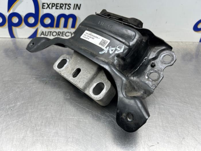 Gebruikte Versnellingsbak Steun Skoda Octavia Combi (5EAC) 1.0 TSI 12V Prijs € 30,00 Margeregeling aangeboden door Gebr Opdam B.V.
