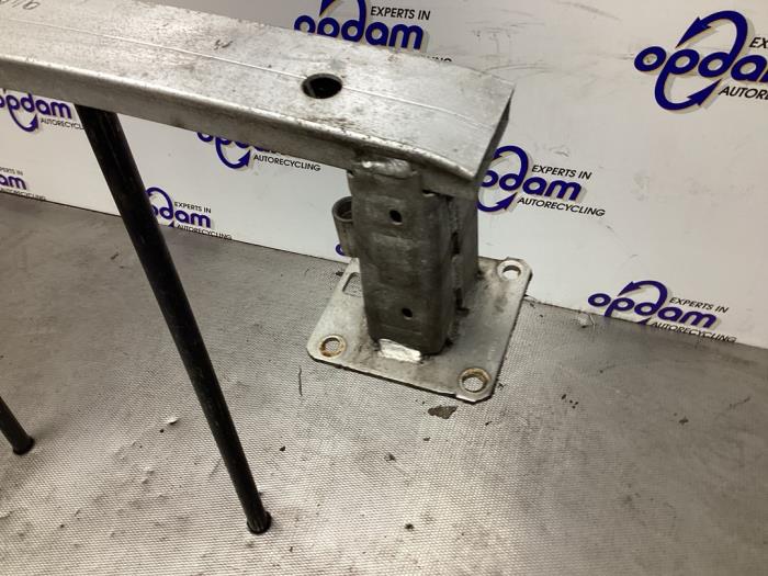 Bumperframe achter van een Peugeot 308 SW (L4/L9/LC/LJ/LR) 1.6 BlueHDi 120 2015