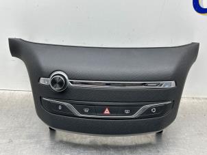 Gebruikte Radiobedienings paneel Peugeot 308 SW (L4/L9/LC/LJ/LR) 1.6 BlueHDi 120 Prijs € 60,00 Margeregeling aangeboden door Gebr Opdam B.V.