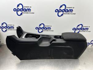 Gebruikte Armleuning Peugeot 308 SW (L4/L9/LC/LJ/LR) 1.6 BlueHDi 120 Prijs € 75,00 Margeregeling aangeboden door Gebr Opdam B.V.