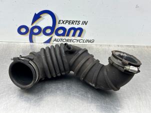 Gebruikte Luchtinlaat slang Mitsubishi Colt (Z2/Z3) 1.3 16V Prijs € 25,00 Margeregeling aangeboden door Gebr Opdam B.V.