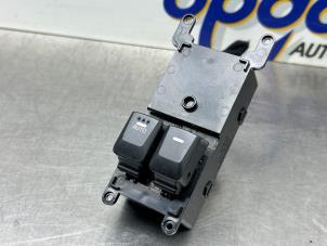Gebruikte Ruit schakelaar elektrisch Kia Rio III (UB) 1.2 CVVT 16V Prijs € 50,00 Margeregeling aangeboden door Gebr Opdam B.V.