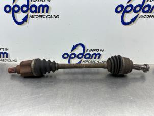 Gebruikte Aandrijfas links-voor Peugeot 207 CC (WB) 1.6 16V Prijs € 50,00 Margeregeling aangeboden door Gebr Opdam B.V.