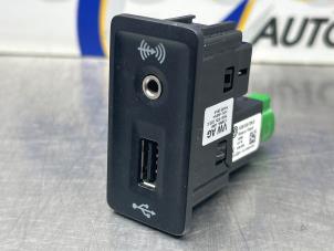 Gebruikte AUX/USB aansluiting Volkswagen Golf VII (AUA) 1.6 TDI 16V Prijs € 25,00 Margeregeling aangeboden door Gebr Opdam B.V.
