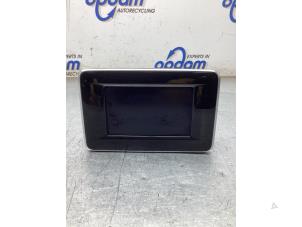 Gebruikte Display Multi Media regelunit Mercedes B (W246) 1.6 B-180 BlueEFFICIENCY Turbo 16V Prijs € 125,00 Margeregeling aangeboden door Gebr Opdam B.V.