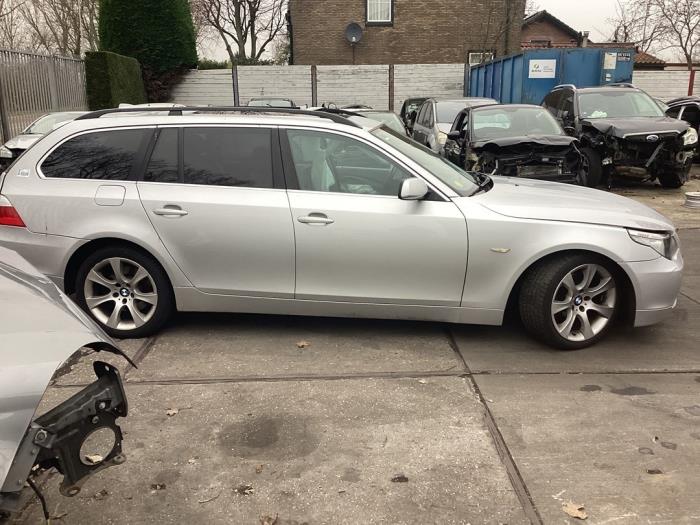 Dorpel rechts van een BMW 5 serie Touring (E61) 525i 24V 2004