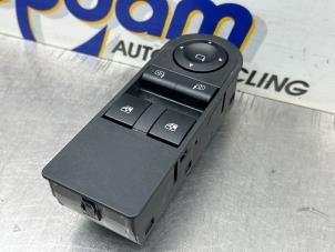 Gebruikte Ruit schakelaar elektrisch Opel Zafira (M75) 1.8 16V Ecotec Prijs € 50,00 Margeregeling aangeboden door Gebr Opdam B.V.
