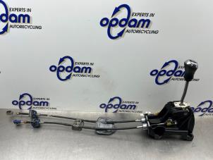 Gebruikte Versnellingsbak Bedieningskabel Peugeot 108 1.2 VTi 12V Prijs € 75,00 Margeregeling aangeboden door Gebr Opdam B.V.