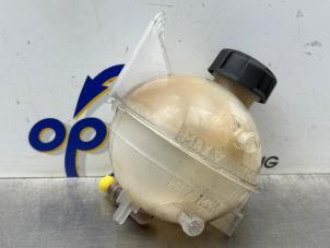 Gebruikte Expansievat Peugeot 108 1.2 VTi 12V Prijs € 25,00 Margeregeling aangeboden door Gebr Opdam B.V.