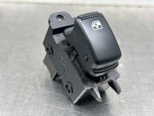Gebruikte Elektrisch Raam Schakelaar Kia Picanto (BA) 1.1 12V Prijs € 20,00 Margeregeling aangeboden door Gebr Opdam B.V.