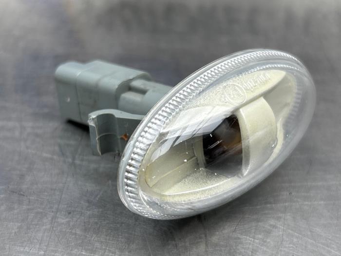 Richtingaanwijzer links van een Peugeot 108 1.2 VTi 12V 2014