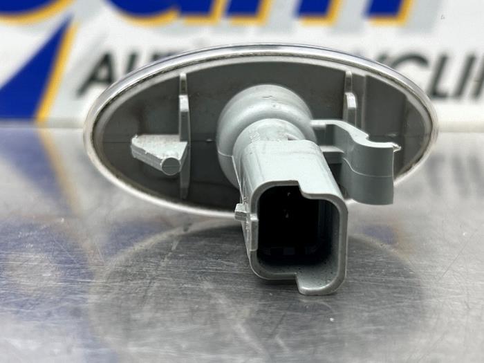 Richtingaanwijzer links van een Peugeot 108 1.2 VTi 12V 2014