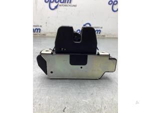 Gebruikte Achterklep Slotmechaniek Peugeot 2008 (UD/UK/UR/US/UX) e-2008 50 kWh Prijs € 25,00 Margeregeling aangeboden door Gebr Opdam B.V.