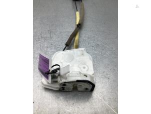 Gebruikte Deurslot Mechaniek 4Deurs links-achter Mazda CX-3 (DJ/DK) 2.0 SkyActiv-G 121 Prijs € 35,00 Margeregeling aangeboden door Gebr Opdam B.V.