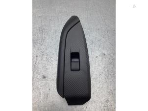 Gebruikte Raam schakelaar elektrisch Mazda CX-3 (DJ/DK) 2.0 SkyActiv-G 121 Prijs € 15,00 Margeregeling aangeboden door Gebr Opdam B.V.