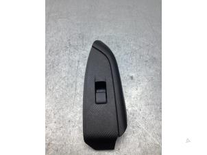 Gebruikte Raam schakelaar elektrisch Mazda CX-3 (DJ/DK) 2.0 SkyActiv-G 121 Prijs € 15,00 Margeregeling aangeboden door Gebr Opdam B.V.