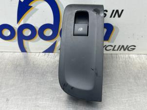 Gebruikte Ruit schakelaar elektrisch Opel Zafira Tourer (P12) 1.4 Turbo 16V Ecotec Prijs € 15,00 Margeregeling aangeboden door Gebr Opdam B.V.
