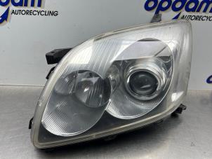 Gebruikte Koplamp links Toyota Avensis Wagon (T25/B1E) 2.0 16V VVT-i D4 Prijs € 75,00 Margeregeling aangeboden door Gebr Opdam B.V.