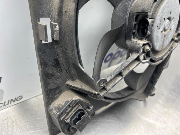 Koelvin van een Nissan Micra (K12) 1.2 16V 2004