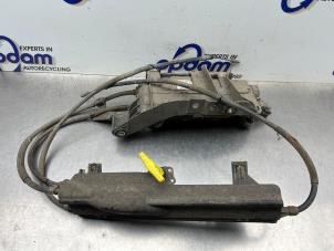 Gebruikte Handrem motor Renault Scénic II (JM) 1.6 16V Prijs € 200,00 Margeregeling aangeboden door Gebr Opdam B.V.