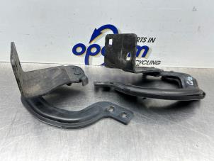 Gebruikte Achterklep Scharnier Peugeot 3008 I (0U/HU) 1.6 VTI 16V Prijs € 30,00 Margeregeling aangeboden door Gebr Opdam B.V.