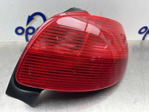 Gebruikte Achterlicht rechts Peugeot 206 (2A/C/H/J/S) 1.1 XN,XR Prijs € 20,00 Margeregeling aangeboden door Gebr Opdam B.V.