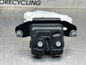 Gebruikte Slotmechaniek Achterklep Toyota Yaris III (P13) 1.5 16V Hybrid Prijs € 50,00 Margeregeling aangeboden door Gebr Opdam B.V.