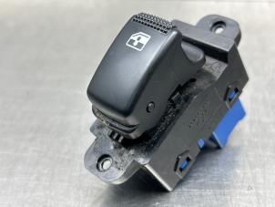 Gebruikte Elektrisch Raam Schakelaar Kia Picanto (BA) 1.1 12V Prijs € 20,00 Margeregeling aangeboden door Gebr Opdam B.V.