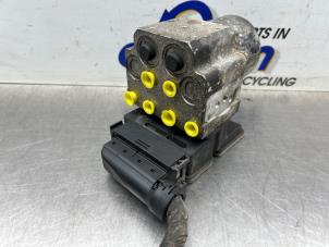 Gebruikte ABS Pomp Opel Vivaro 2.0 CDTI Prijs € 200,00 Margeregeling aangeboden door Gebr Opdam B.V.