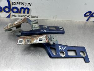 Gebruikte Motorkap Scharnier Opel Zafira (M75) 2.2 16V Direct Ecotec Prijs € 30,00 Margeregeling aangeboden door Gebr Opdam B.V.