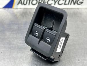 Gebruikte Ruit schakelaar elektrisch Volkswagen Caddy IV 2.0 TDI 75 Prijs € 24,20 Inclusief btw aangeboden door Gebr Opdam B.V.