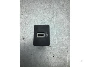 Gebruikte AUX/USB aansluiting Ford Focus 4 Wagon 1.0 Ti-VCT EcoBoost 12V 125 Prijs € 25,00 Margeregeling aangeboden door Gebr Opdam B.V.