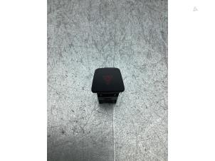 Gebruikte Alarmlicht Schakelaar Ford Focus 4 Wagon 1.0 Ti-VCT EcoBoost 12V 125 Prijs € 10,00 Margeregeling aangeboden door Gebr Opdam B.V.